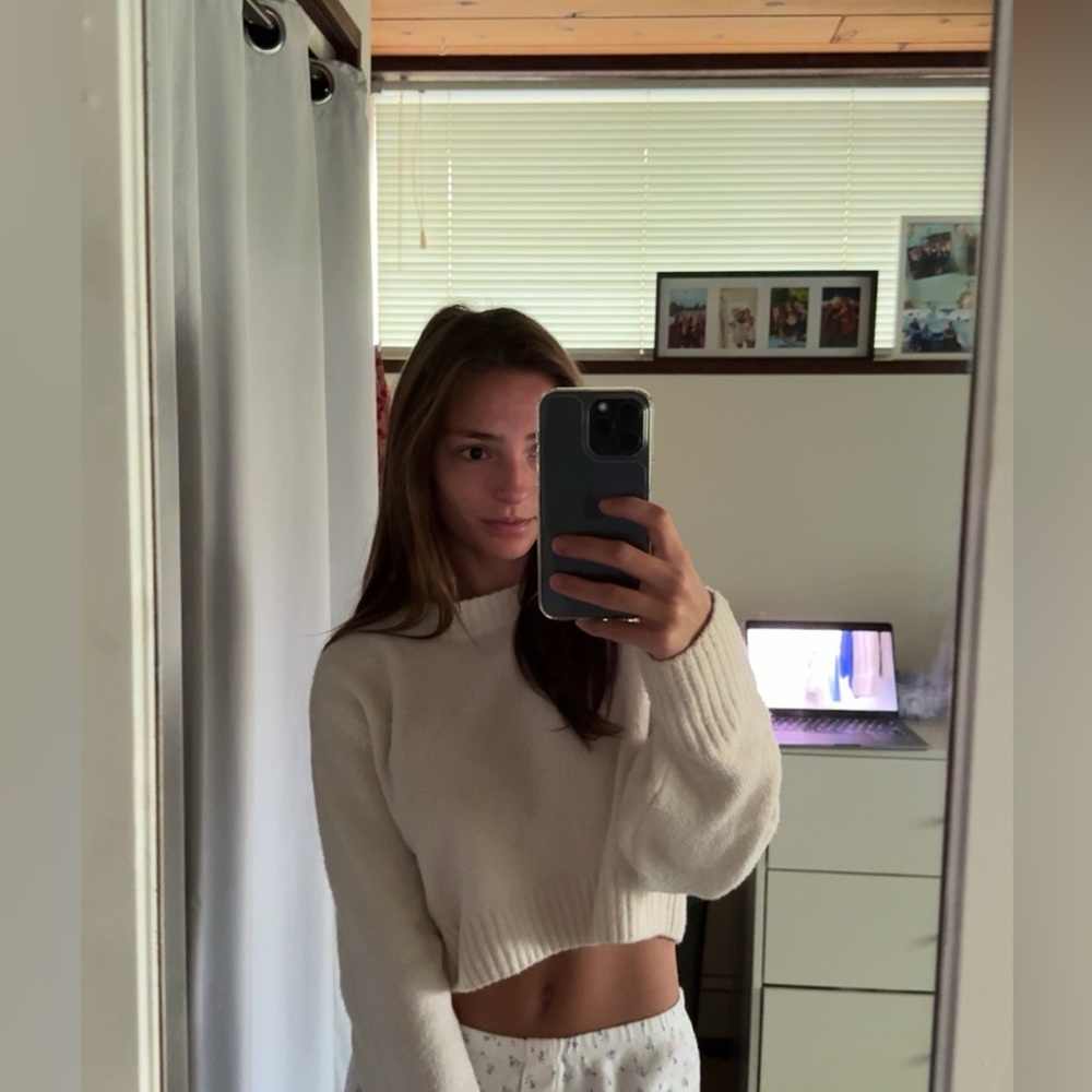 Barely worn super cute sweater!! Size medium